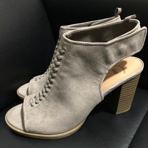 Gap open toed bootie taupe sandals size 7